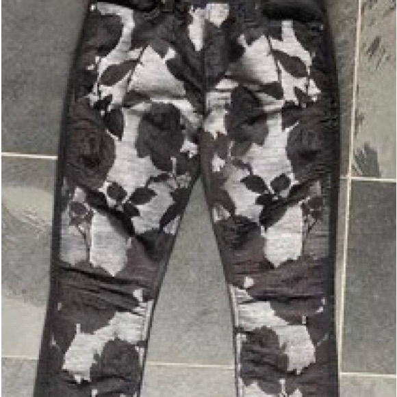 7 for all mankind Black jeans. Floral front, black back new never worn size 26 - Picture 3 of 10